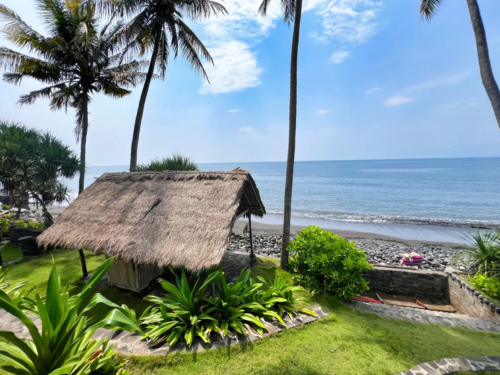 TRANQUIL BEACHFRONT VILLA WITH EXPANSIVE GARDENS IN KARANGASEM