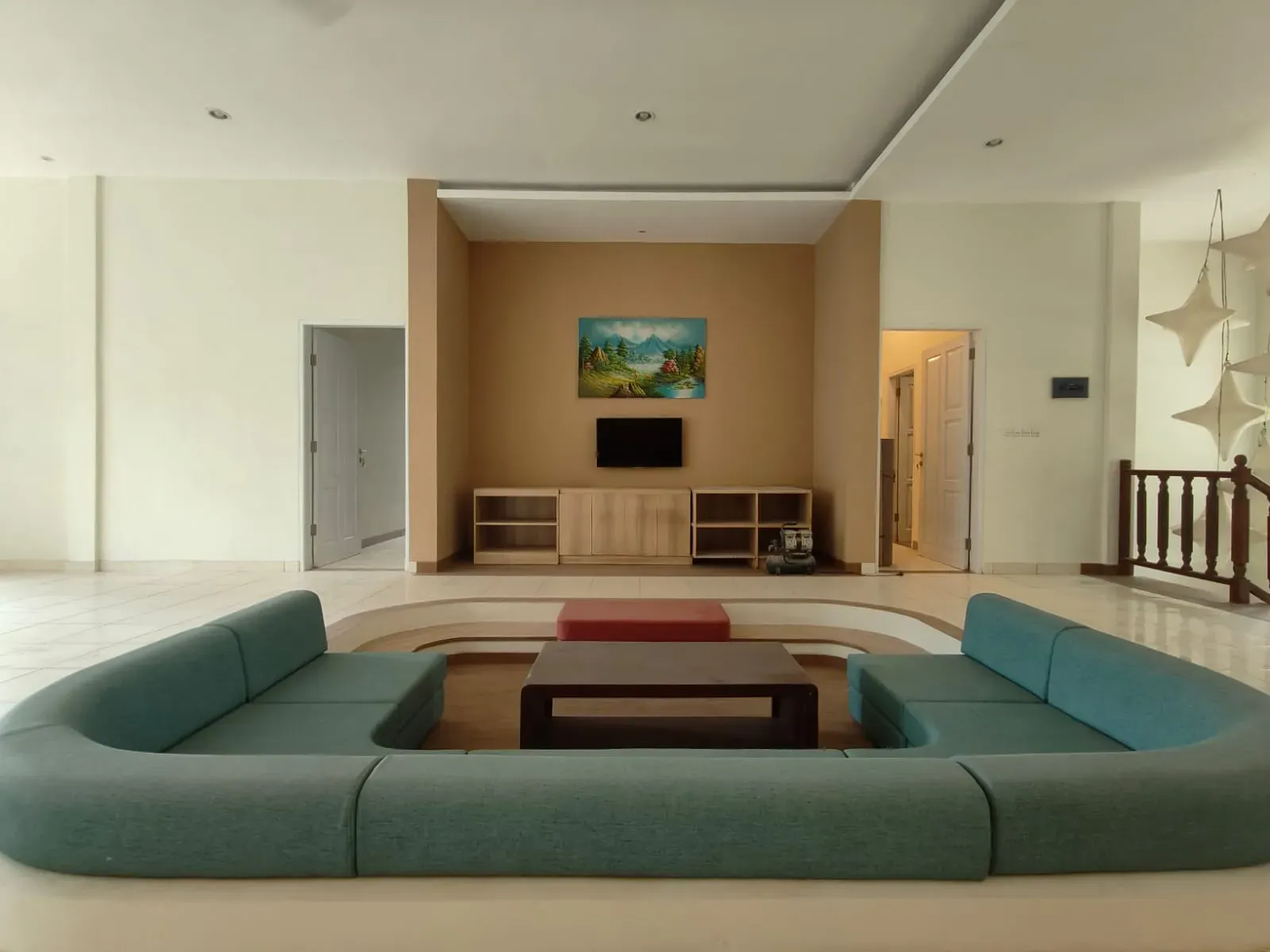 SPACIOUS 6-BEDROOM VILLA WITH GENEROUS GARDEN SPACE