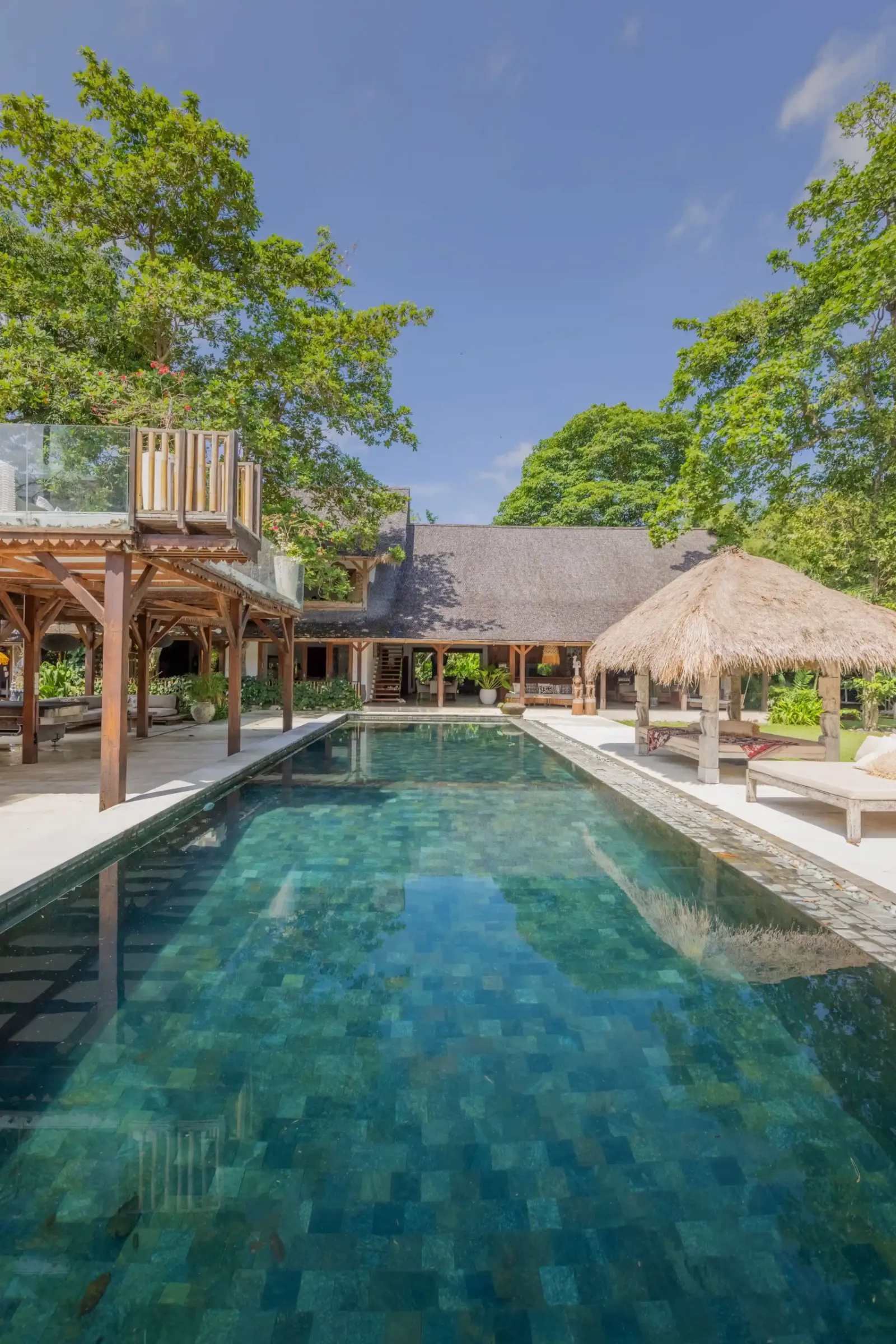 EXPANSIVE LUXURY VILLA : A HAVEN OF MODERN COMFORT