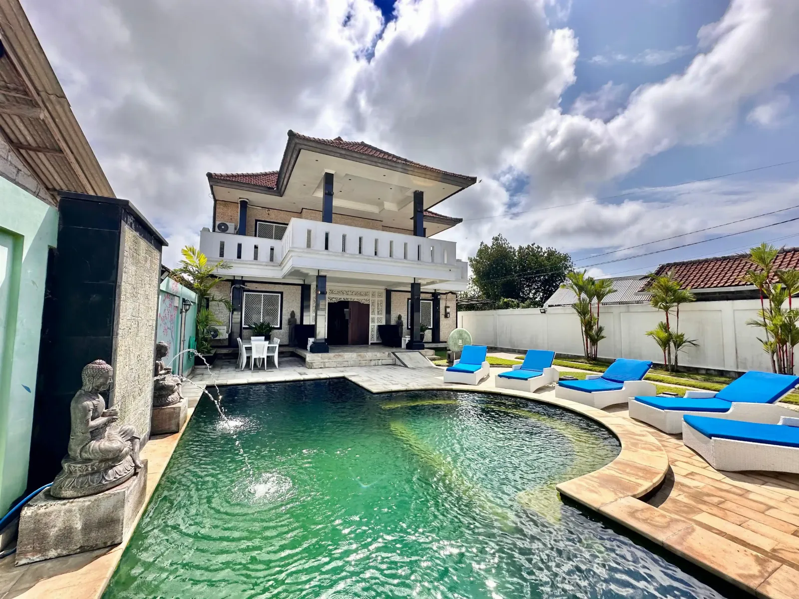 SPACIOUS 5-BEDROOM VILLA IN KUTUH WITH POOL AND GARDEN