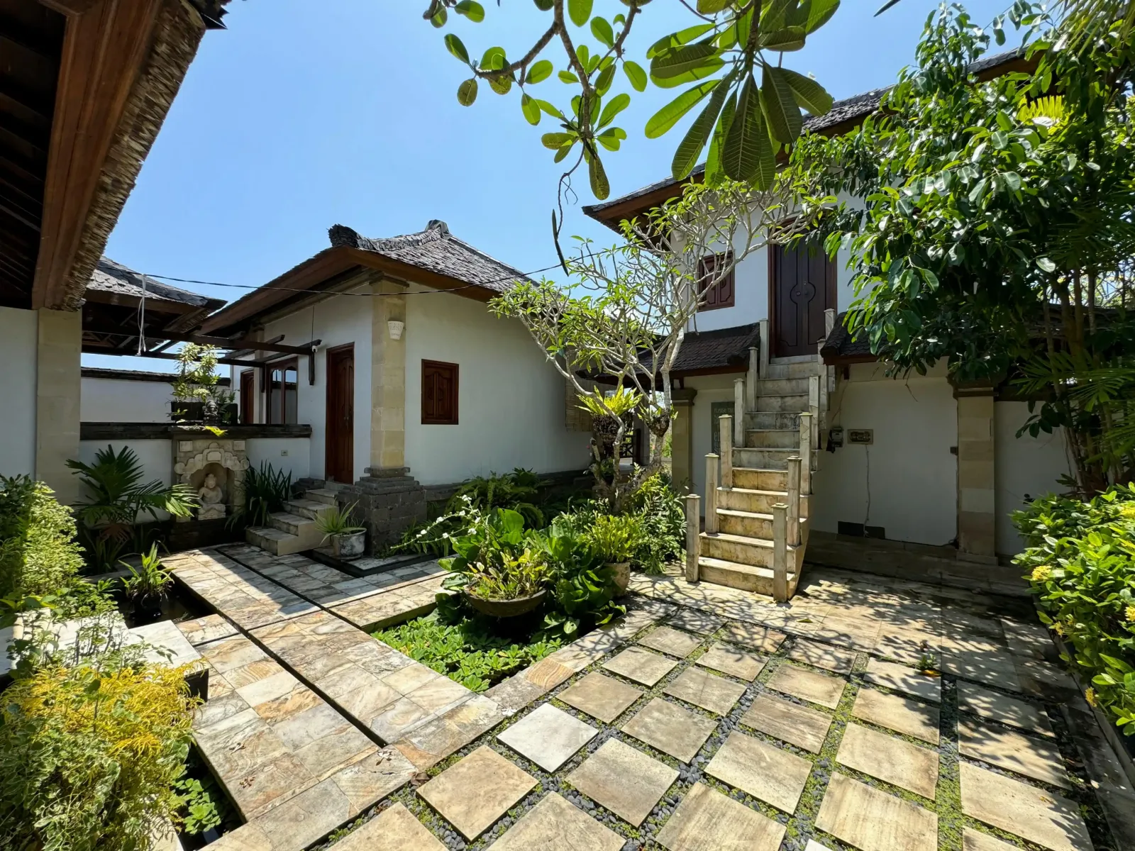 STYLISH RENOVATED VILLA WITH TEAK WOOD ACCENTS IN UNGASAN