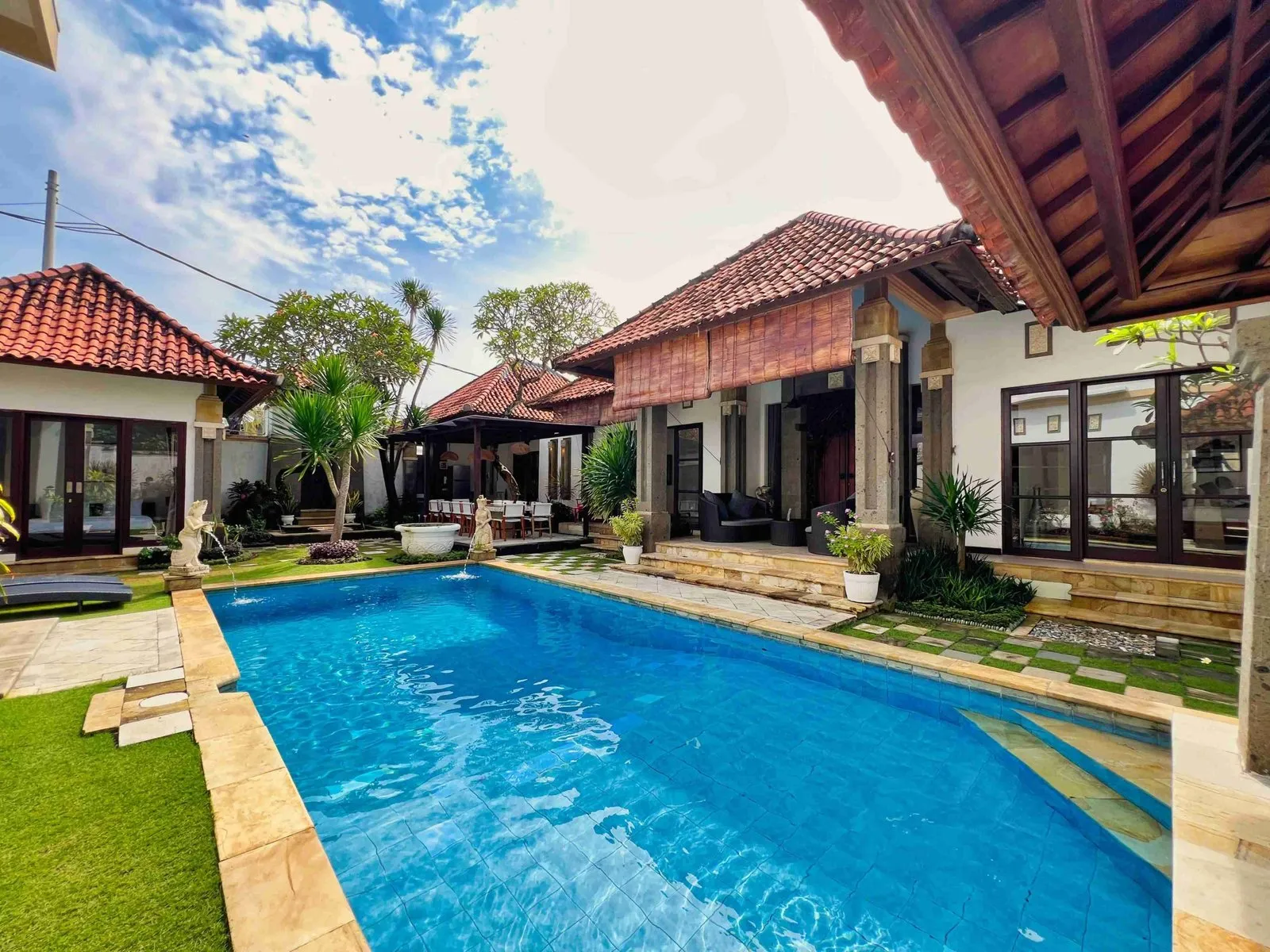 PRICE REDUCTION! TROPICAL VILLA JUST STEPS FROM THE SHORE IN TANJUNG BENOA, NUSA DUA