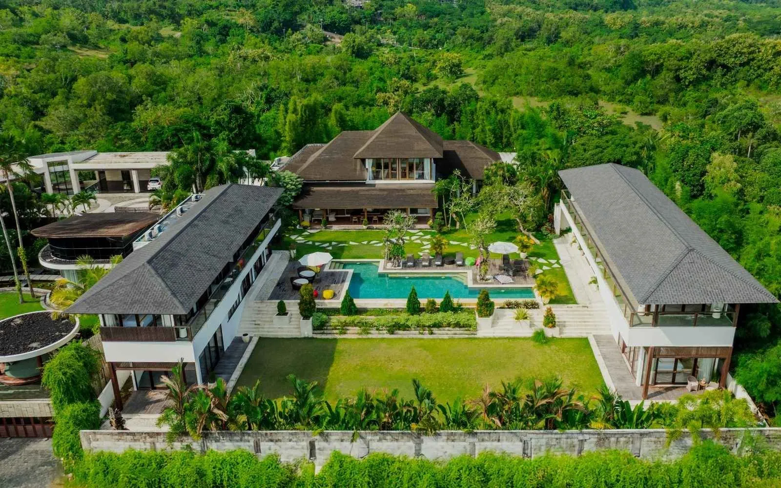 CLIFFFRONT FREEHOLD ESTATE WITH PANORAMIC OCEAN VIEWS IN PECATU ULUWATU