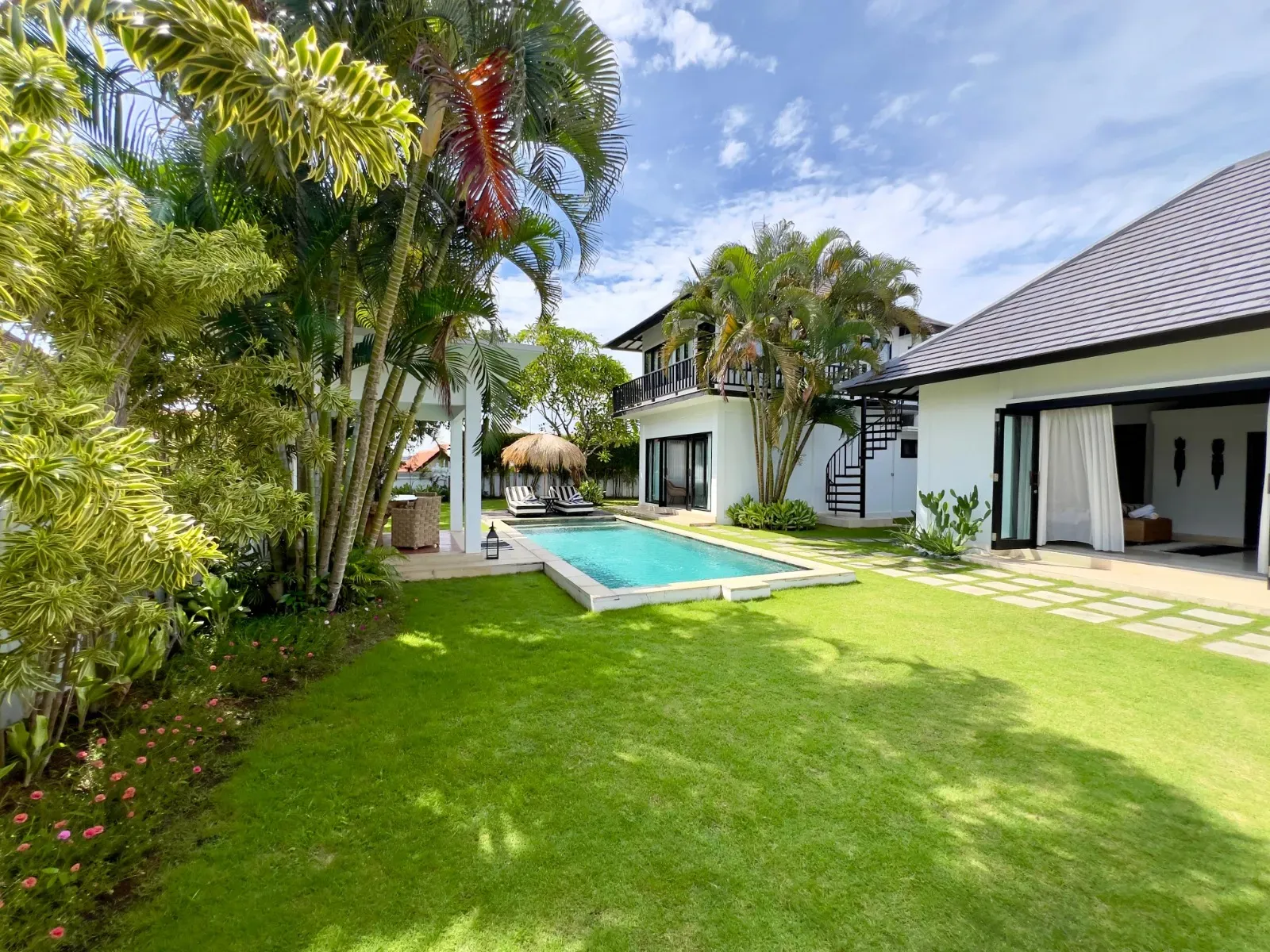 TROPICAL FREEHOLD VILLA IN BATU BOLONG NEAR THE BEACH