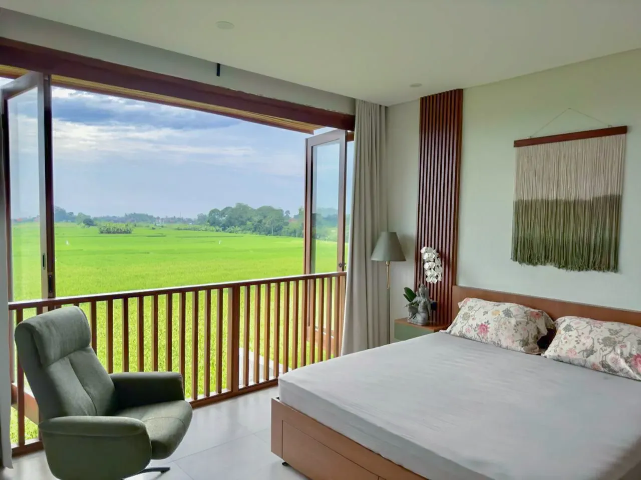 SUNSET-FACING FREEHOLD VILLA OVERLOOKING KEDUNGU’S RICE FIELDS
