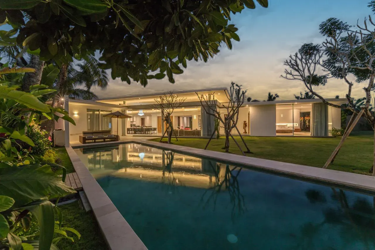 STUNNING FREEHOLD VILLA ON A LARGE 15.6 ARE LAND
