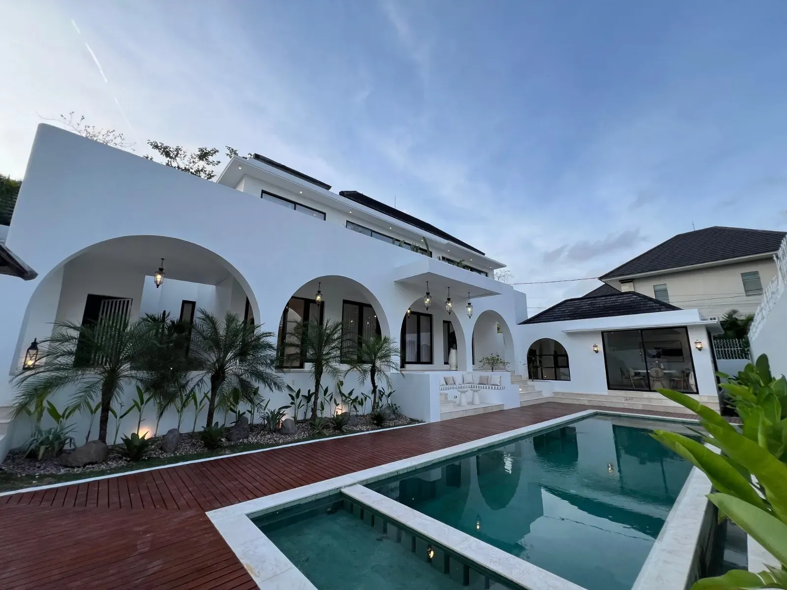 LUXURY FREEHOLD VILLA IN PRIME BERAWA WITH PRIVATE ENTERTAINMENT SUITE