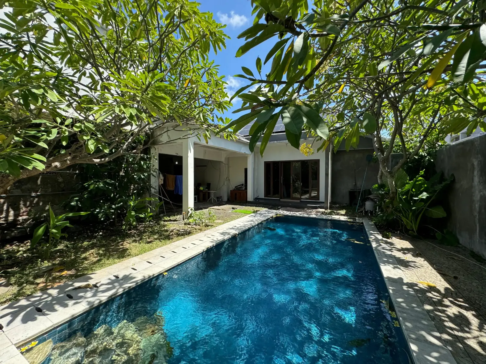 RENOVATABLE VILLA WITH AMPLE SPACE AND MODERN POTENTIAL