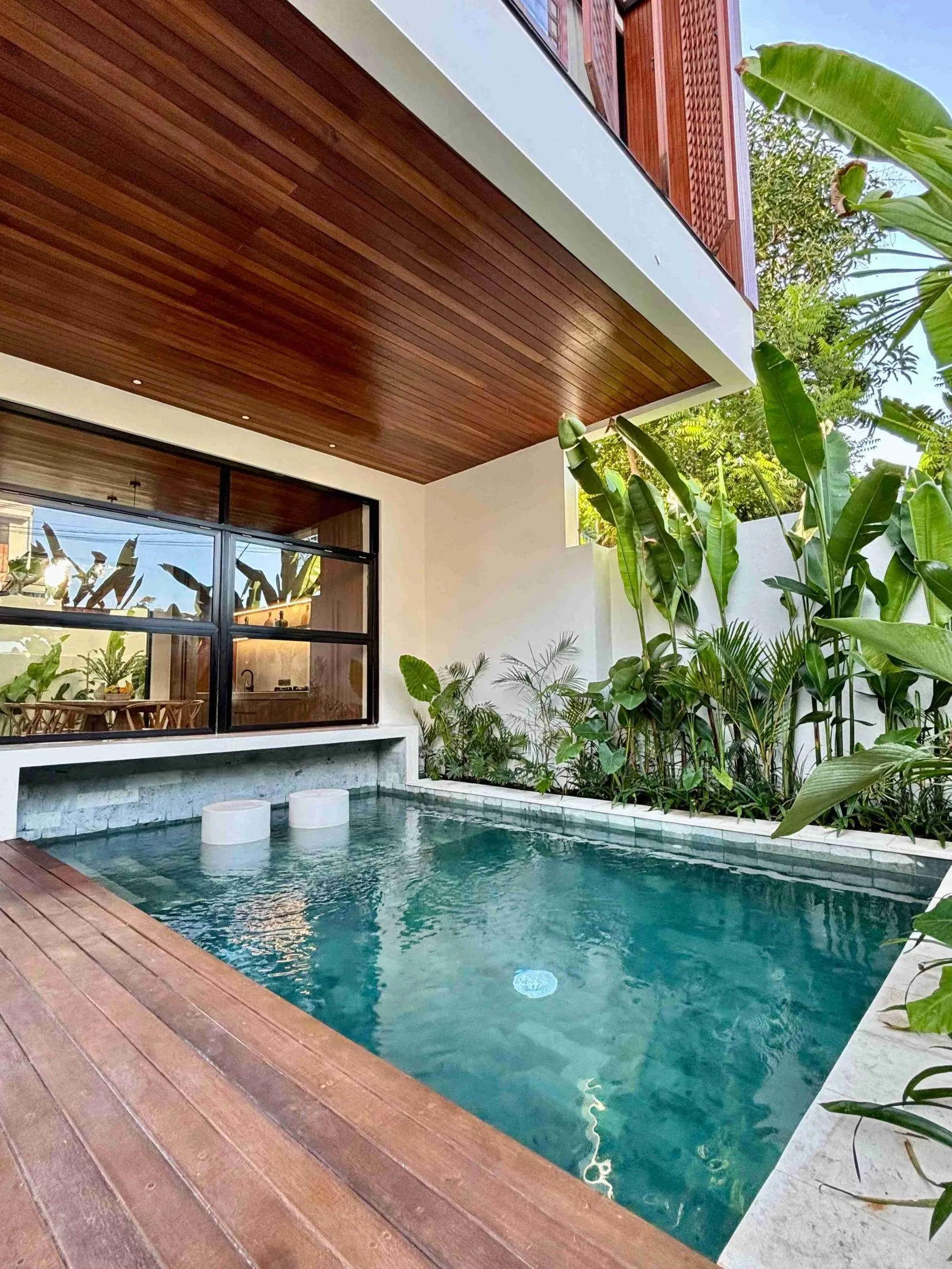 REFINED TURN-KEY 2BR VILLA IN SOUGHT AFTER BEACHSIDE PERERENAN