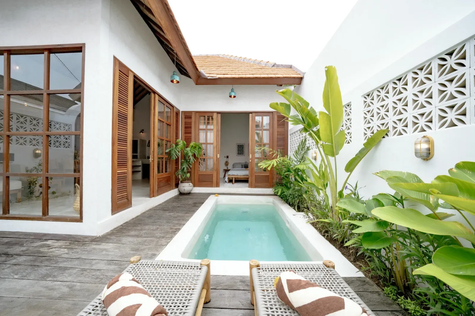 COMPACT LIVING STEPS FROM KEDUNGU BEACH