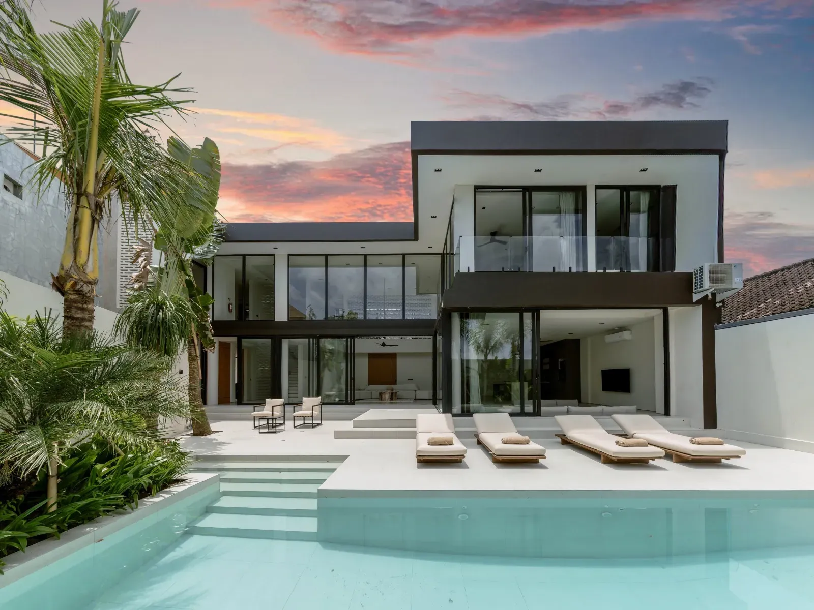 LUXURY 4-BEDROOM LEASEHOLD VILLA IN PRIME SEMINYAK WITH GRAND POOL