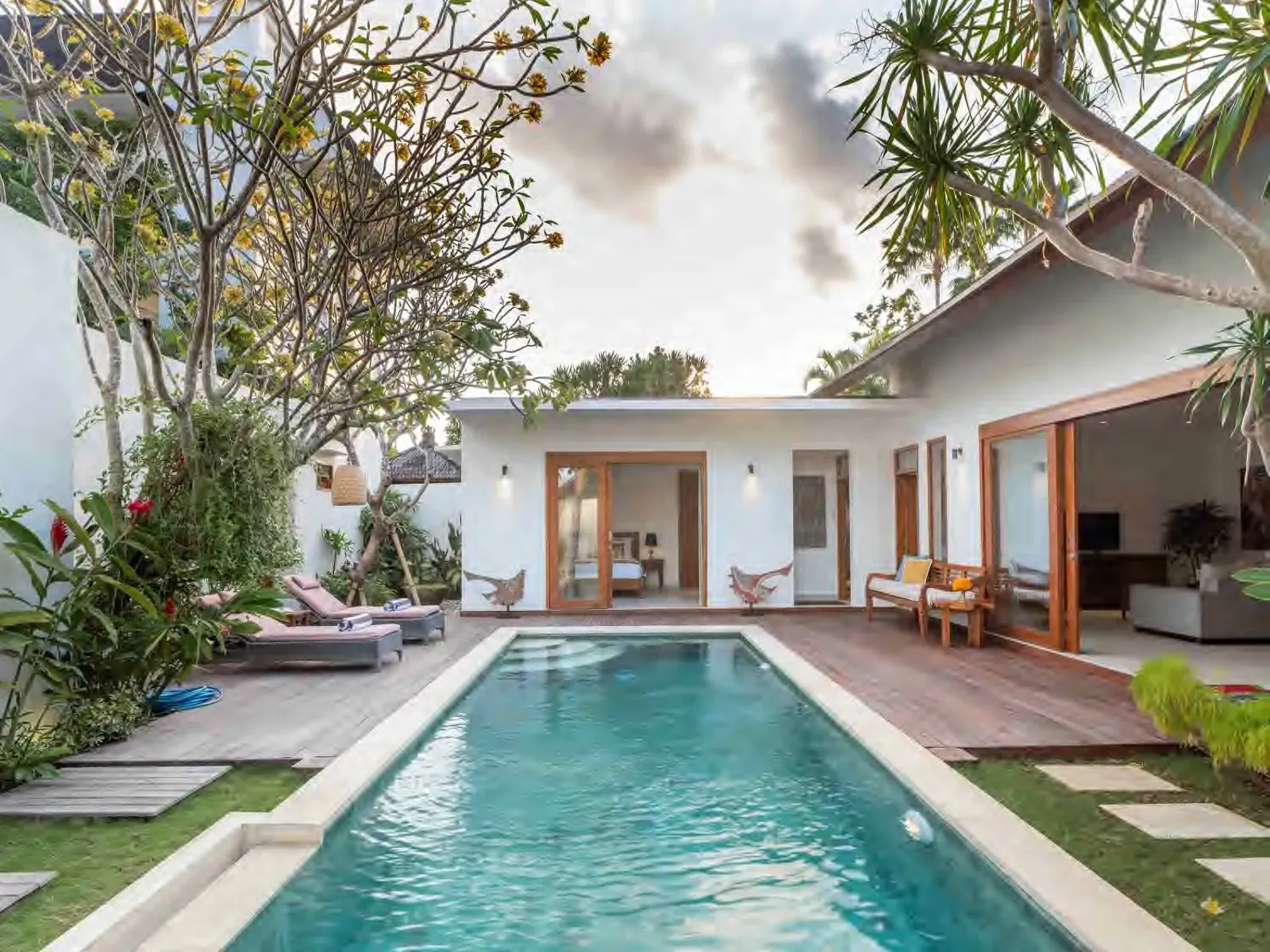 KEROBOKAN PRIVATE RESIDENCE WITH MULTI SPACE LIVING AND PAVILION FEATURE